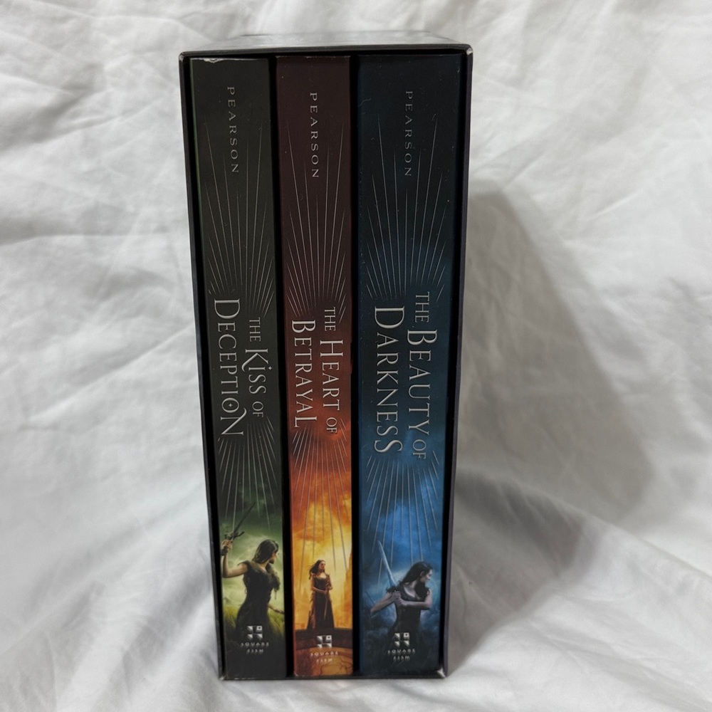 “The Remnant Chronicles” Paperback YA Fantasy Boxed Book Set by Mary E. Pearson - Picture 4 of 14